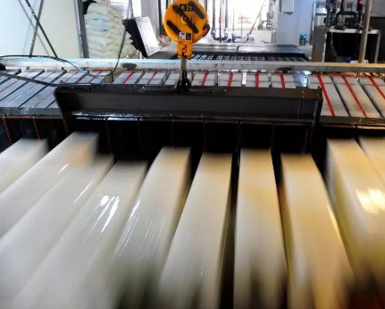 制冰廠工人使用不銹鋼電動(dòng)葫蘆吊運(yùn)冰塊