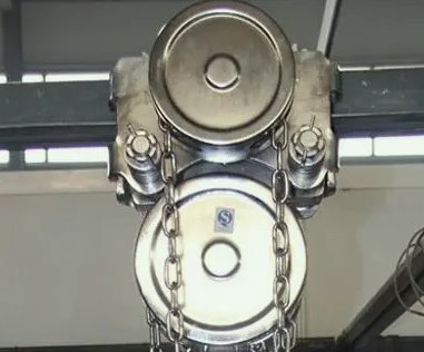 用不銹鋼手拉葫蘆吊起烤全羊的方法不錯