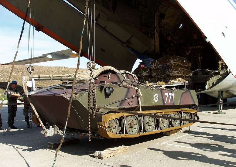 電動(dòng)葫蘆吊運(yùn)坦克車